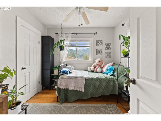 419 W AGEE St, Roseburg, OR 97471