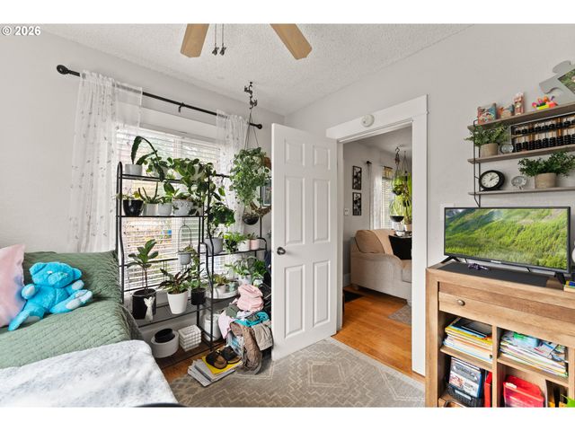 419 W AGEE St, Roseburg, OR 97471