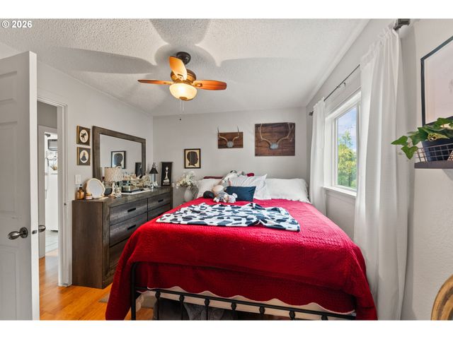 419 W AGEE St, Roseburg, OR 97471