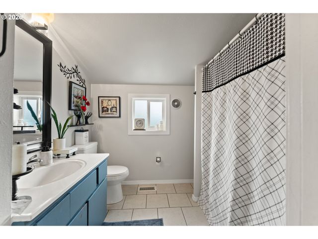 419 W AGEE St, Roseburg, OR 97471