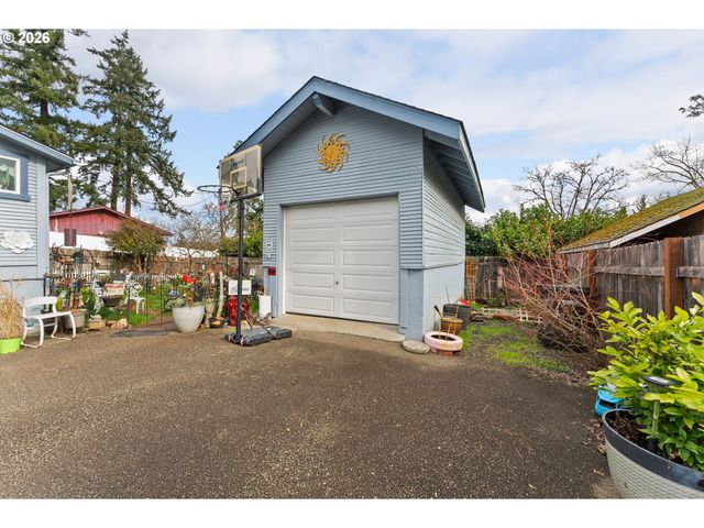 419 W AGEE St, Roseburg, OR 97471
