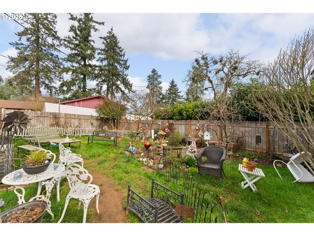 419 W AGEE St, Roseburg, OR 97471