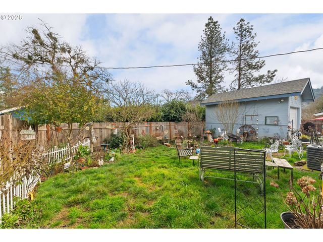 419 W AGEE St, Roseburg, OR 97471