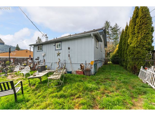 419 W AGEE St, Roseburg, OR 97471