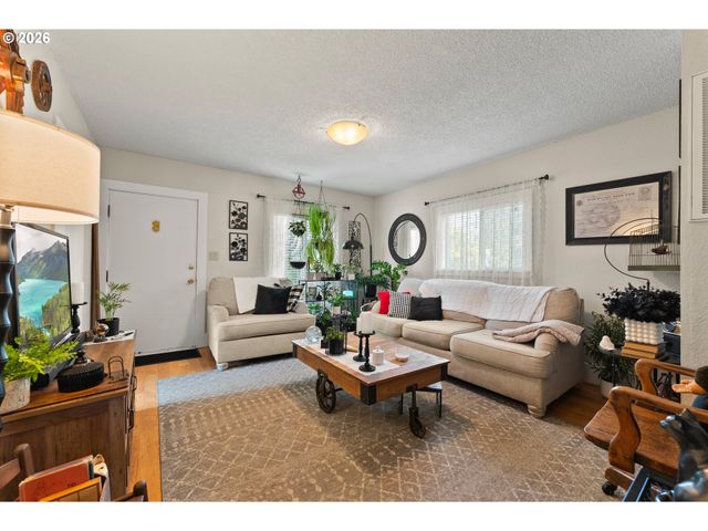 419 W AGEE St, Roseburg, OR 97471