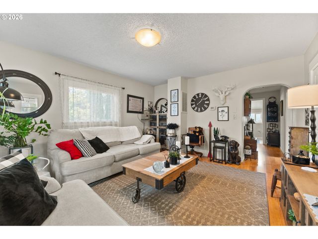 419 W AGEE St, Roseburg, OR 97471