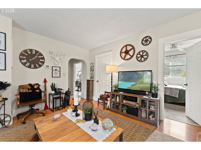 419 W AGEE St, Roseburg, OR 97471