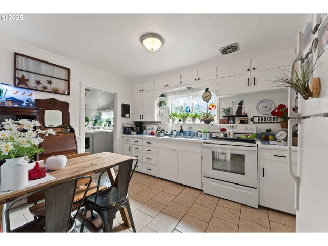 419 W AGEE St, Roseburg, OR 97471