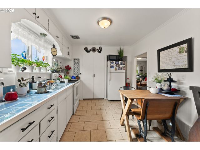 419 W AGEE St, Roseburg, OR 97471