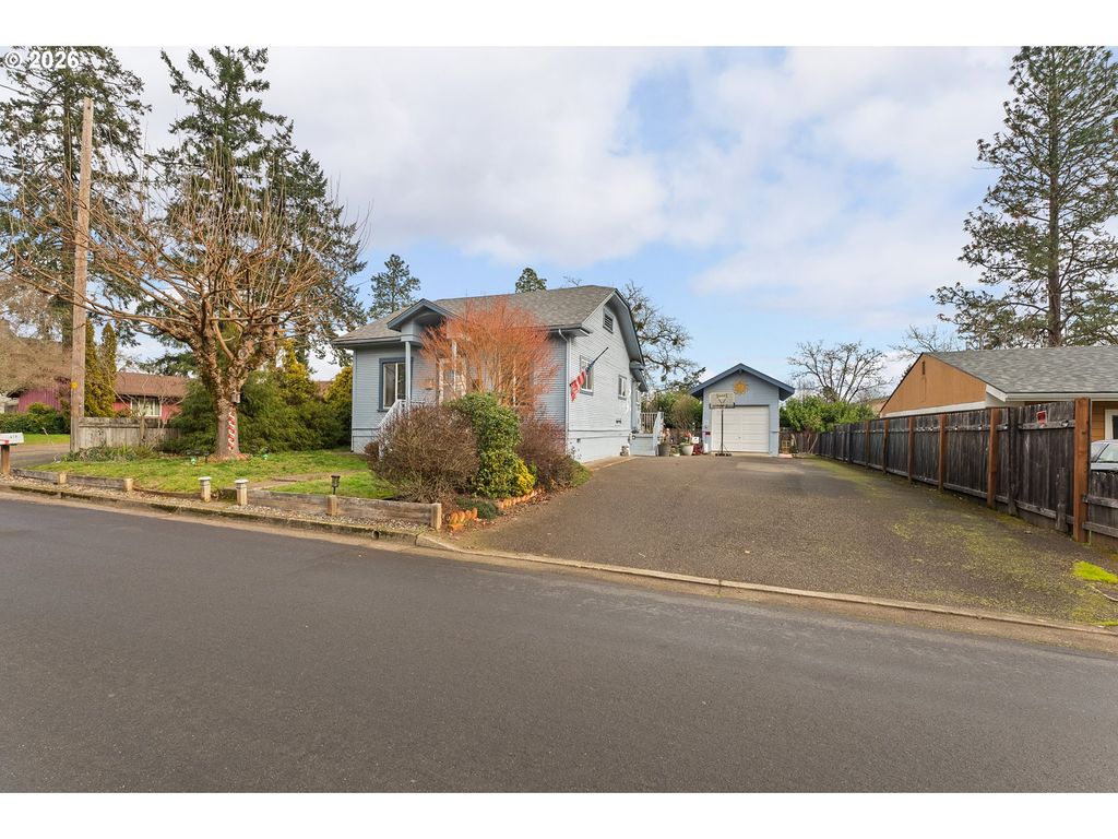 419 W AGEE St, Roseburg, OR 97471