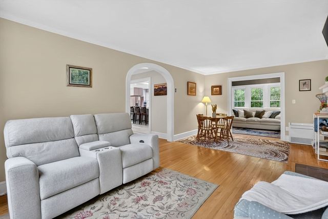 158 Wenonah Rd, Longmeadow, MA 01106