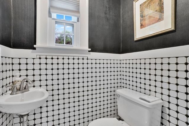 158 Wenonah Rd, Longmeadow, MA 01106
