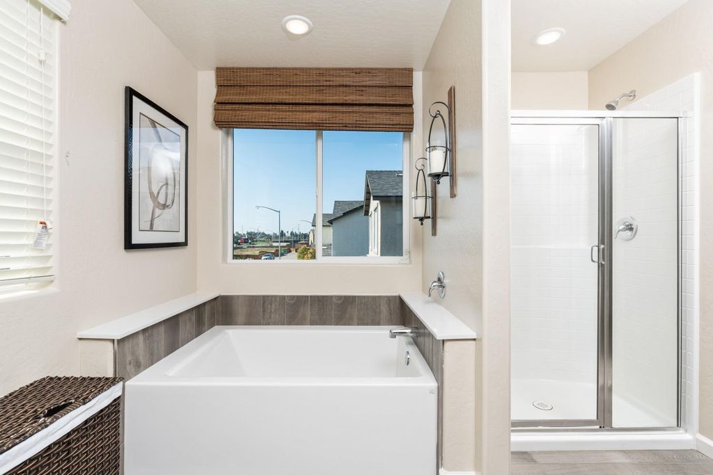 Image 35 of property listing at 6596 E Cresthaven Drive, Fresno, CA 93727