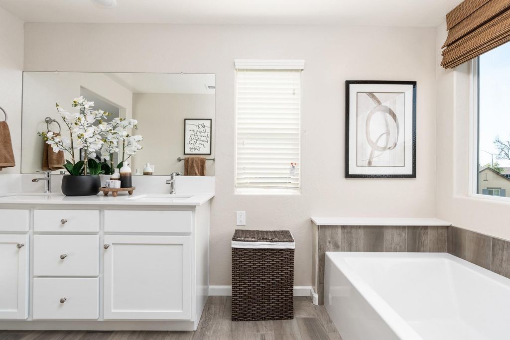 Image 36 of property listing at 6596 E Cresthaven Drive, Fresno, CA 93727