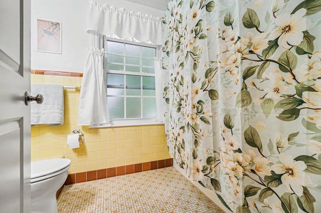1205 Cambridge Drive, Kalamazoo, MI 49001