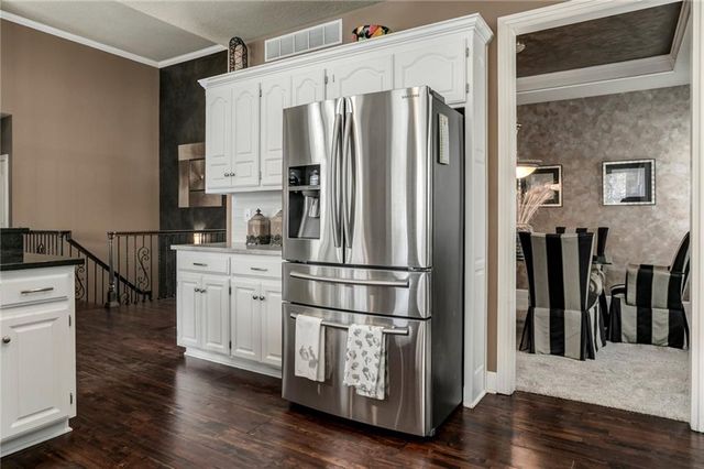 9839 Vista Drive, Lenexa, KS 66220