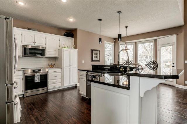 9839 Vista Drive, Lenexa, KS 66220