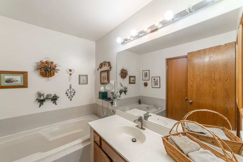 Image 13 of property listing at 1849 Pastoral Lane, Hanover Park, IL 60133