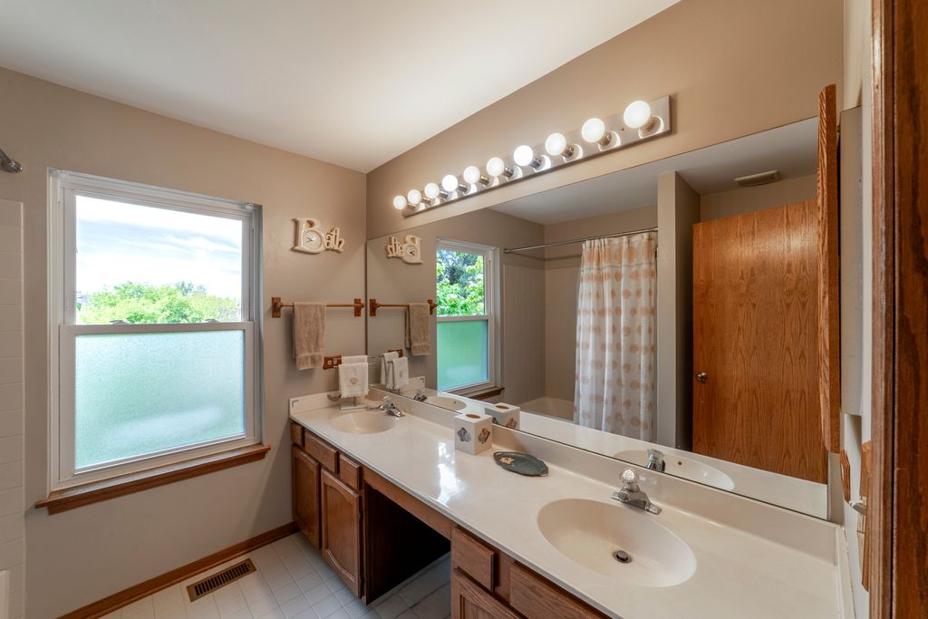 Image 15 of property listing at 1849 Pastoral Lane, Hanover Park, IL 60133