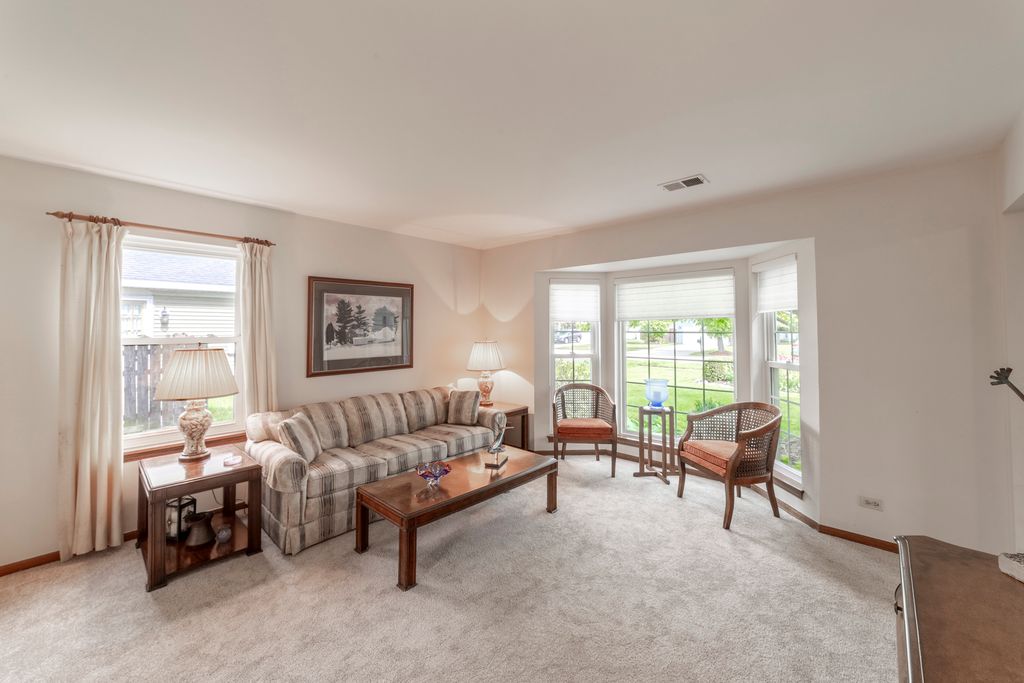 Image 4 of property listing at 1849 Pastoral Lane, Hanover Park, IL 60133