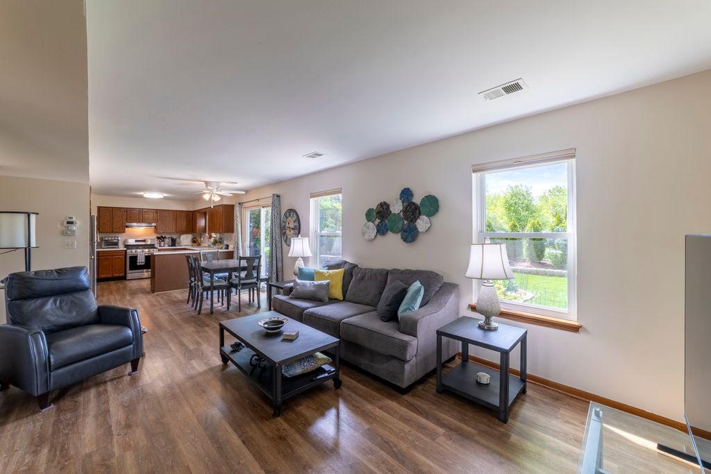 Image 5 of property listing at 1849 Pastoral Lane, Hanover Park, IL 60133