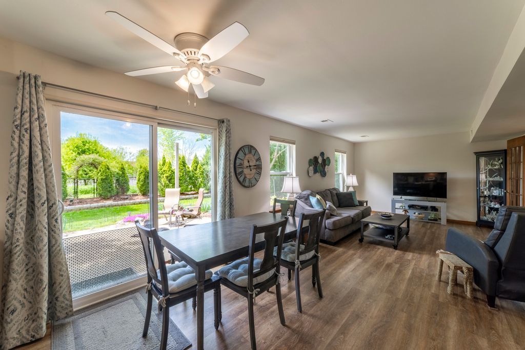 Image 6 of property listing at 1849 Pastoral Lane, Hanover Park, IL 60133