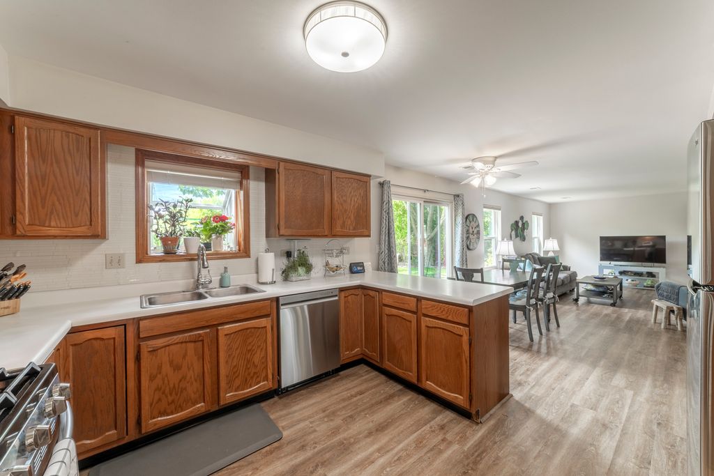 Image 7 of property listing at 1849 Pastoral Lane, Hanover Park, IL 60133