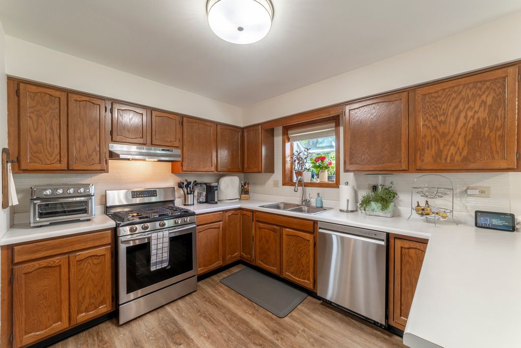 Image 8 of property listing at 1849 Pastoral Lane, Hanover Park, IL 60133