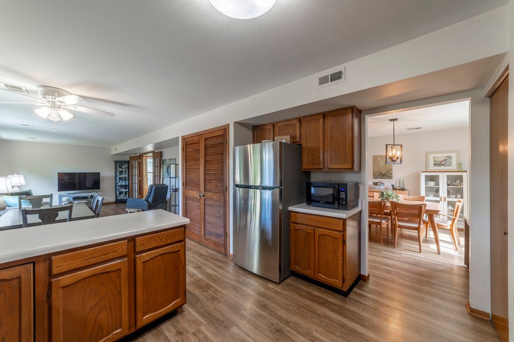 Image 9 of property listing at 1849 Pastoral Lane, Hanover Park, IL 60133
