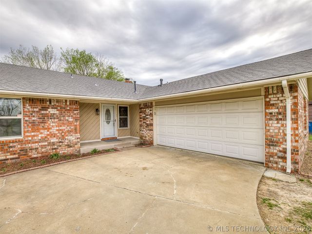 8960 E 16th Place, Tulsa, OK 74112