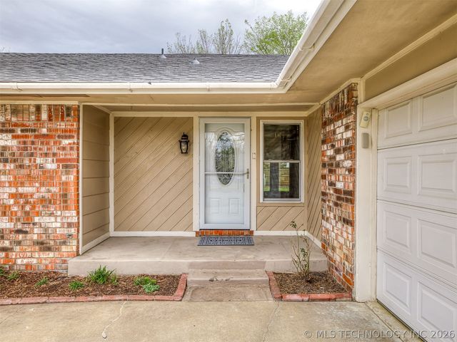 8960 E 16th Place, Tulsa, OK 74112