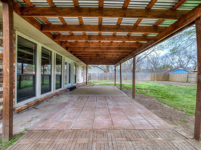 8960 E 16th Place, Tulsa, OK 74112