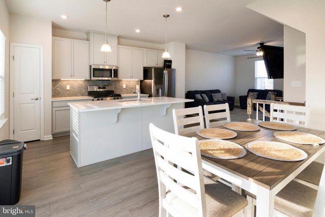 33 ROUNDSTONE RUN, Swedesboro, NJ 08085