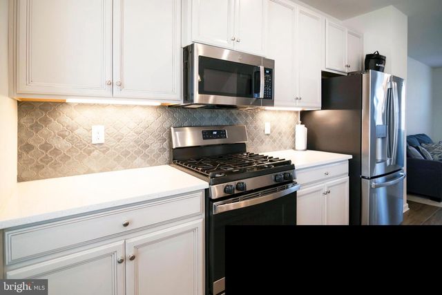 33 ROUNDSTONE RUN, Swedesboro, NJ 08085