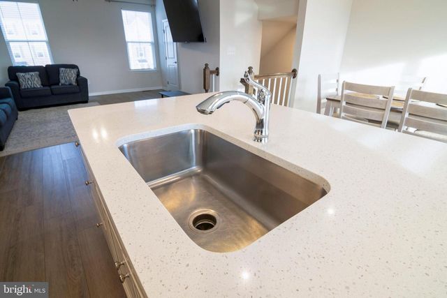 33 ROUNDSTONE RUN, Swedesboro, NJ 08085