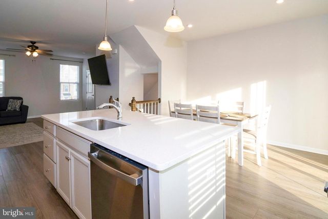 33 ROUNDSTONE RUN, Swedesboro, NJ 08085