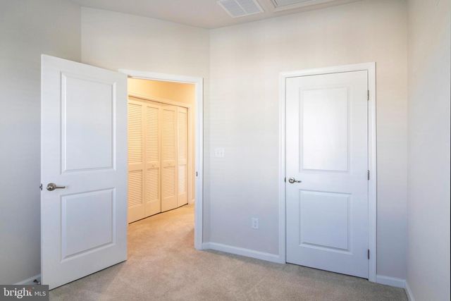 33 ROUNDSTONE RUN, Swedesboro, NJ 08085