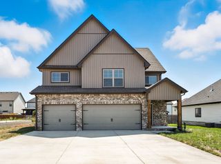 618 Woodrush Dr, Clarksville, TN 37040