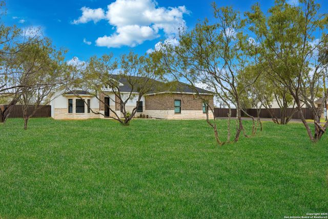 128 Hidden Ranch, Floresville, TX 78114