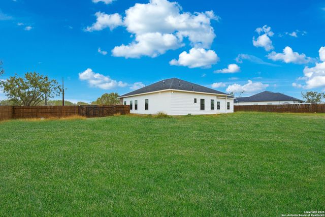 128 Hidden Ranch, Floresville, TX 78114