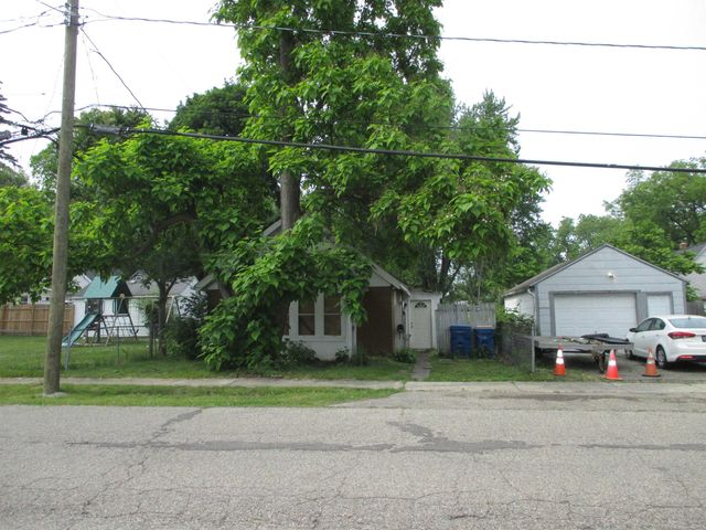 1030 Menominee Road, Waterford, MI 48328