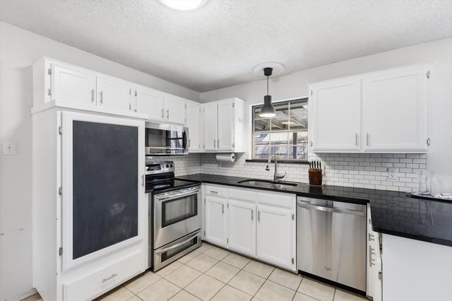 5001 Trails Edge Drive, Arlington, TX 76017