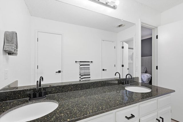 5001 Trails Edge Drive, Arlington, TX 76017