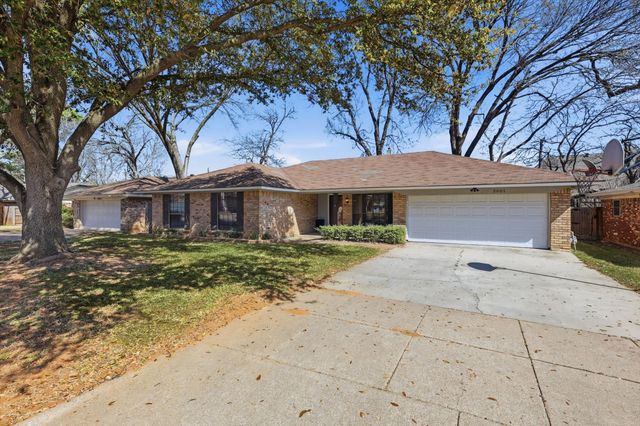 5001 Trails Edge Drive, Arlington, TX 76017