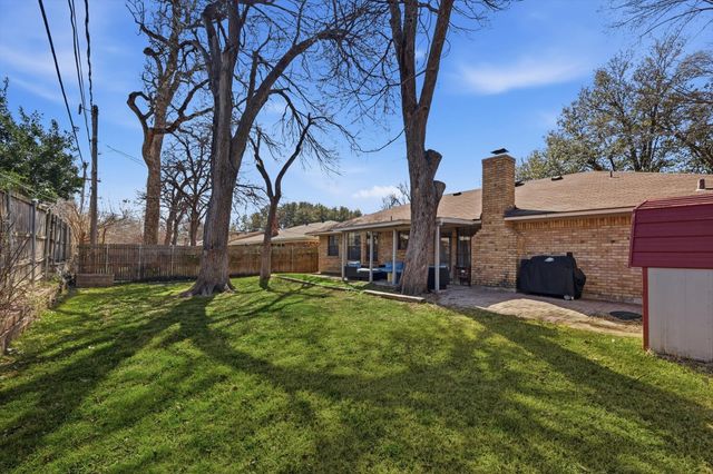 5001 Trails Edge Drive, Arlington, TX 76017