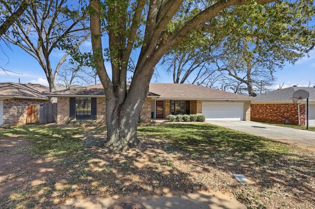 5001 Trails Edge Drive, Arlington, TX 76017