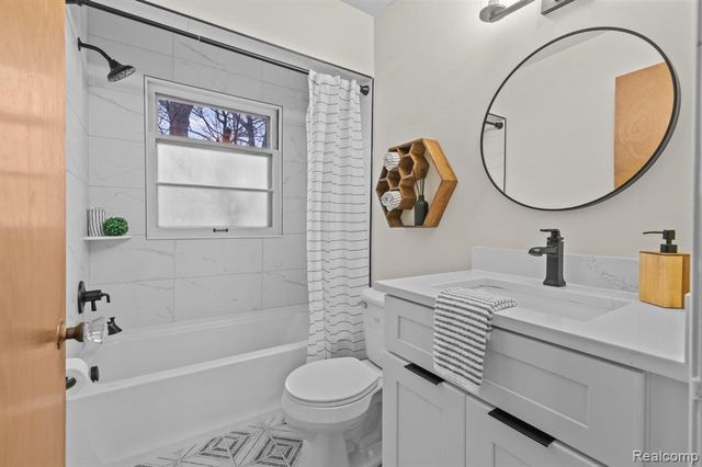 22609 Edgewood Street, Saint Clair Shores, MI 48080