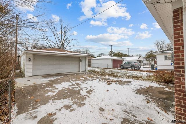 22609 Edgewood Street, Saint Clair Shores, MI 48080