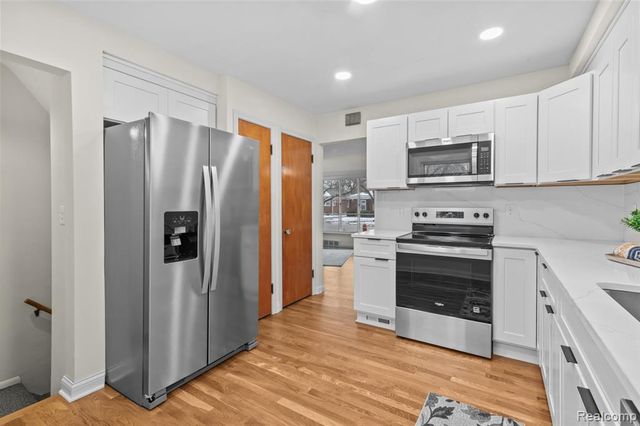 22609 Edgewood Street, Saint Clair Shores, MI 48080