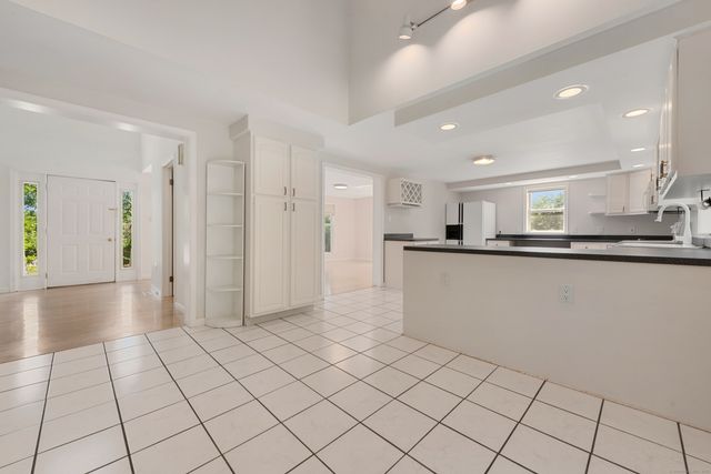 15 Blue Ridge Lane, North Haven, CT 06473